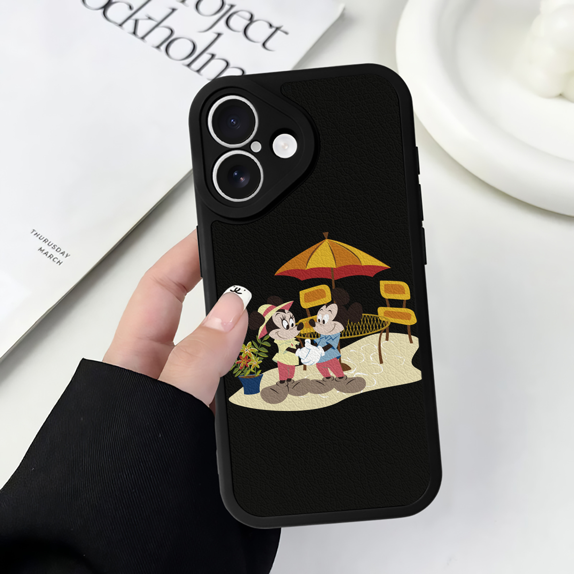 （画像用） ミッキーマウス Mickey Mouse 【iPhone 16シリーズ対応】シリコンスマホケース（レザー調） 材質：シリコン